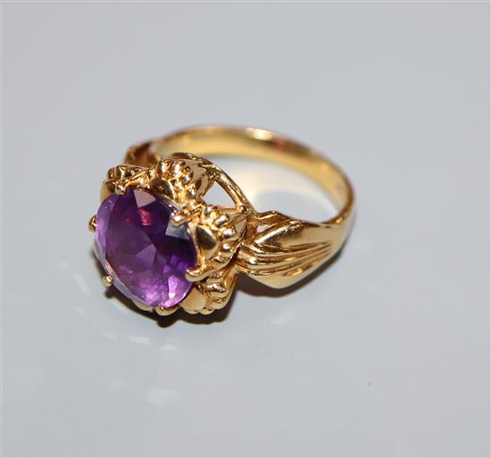 A 750 yellow metal and amethyst set ring, size K/L.
